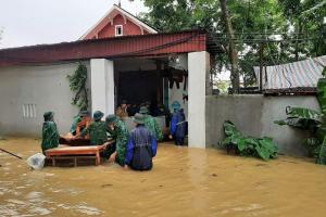 Vĩnh Phúc: Tường đổ sập trong lúc dọn nhà sau mưa lớn, 3 người tử vong