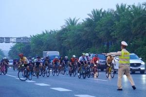 Khó xử lý triệt để tình trạng xe đạp, xe máy đi vào đường cấm ở Hà Nội