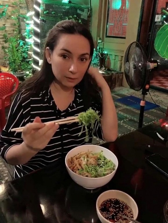 Bị fan chụp bằng camera thường khi đang ăn, nhan sắc thật của Phi Nhung gây choáng