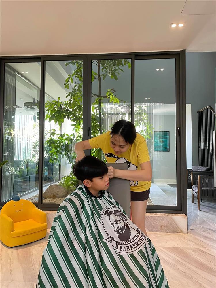 Cảnh Đàm Thu Trang tận tâm cắt tóc cho con riêng của chồng