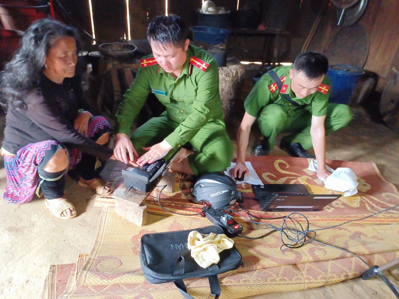 Lội suối, băng rừng cấp căn cước công dân ở vùng cao Sơn La