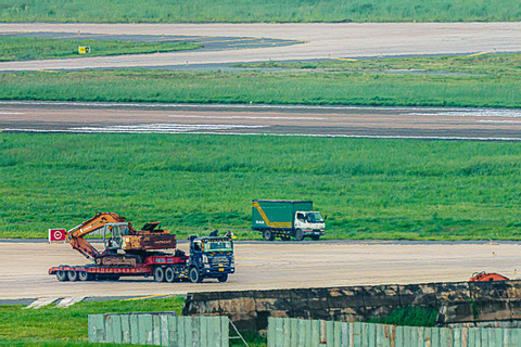 12 ụ bê tông tại sân bay Tân Sơn Nhất đang được phá dỡ