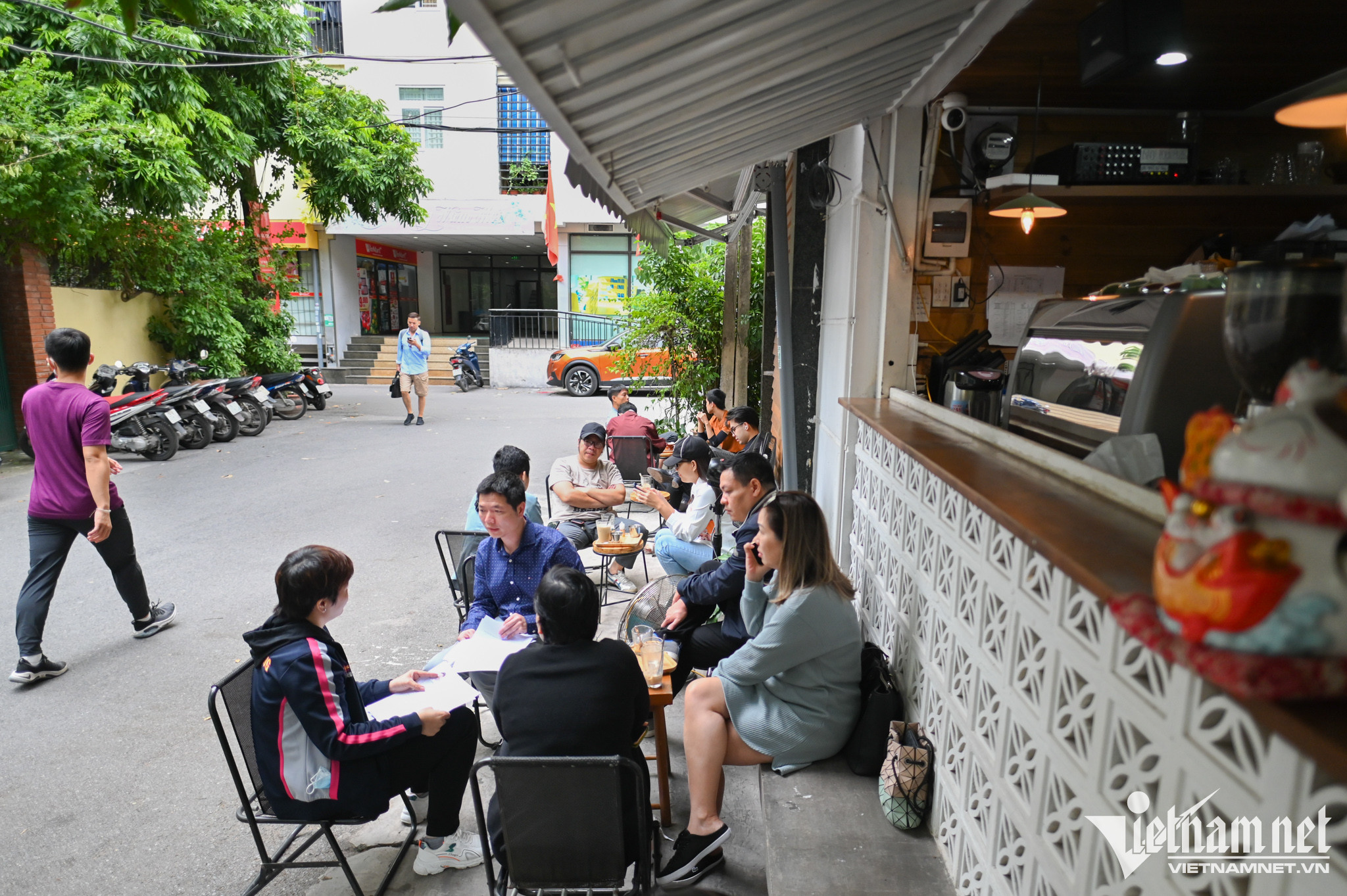Ra quán uống cà phê ngắm phố phường để không thấy 'có lỗi' với mùa thu Hà Nội