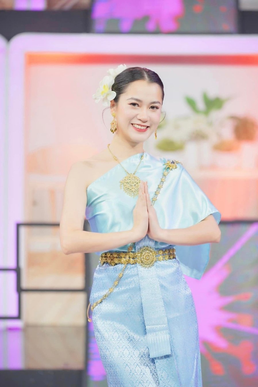Lâm Vỹ Dạ lên đồ với trang phục truyền thống xứ sở Chùa Vàng, xinh yêu chằng kém gì gái Thái xịn