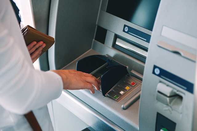 Rút tiền ATM như thế nào để không gặp những sự cố đáng tiếc