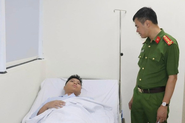 Công an quận Hà Đông thăm 4 chiến sĩ bị ngạt khói khi chữa cháy chung cư mini