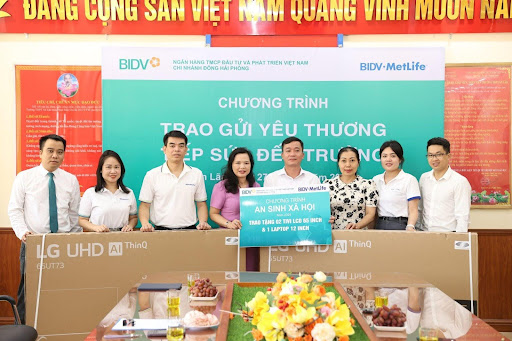 Nối dài hành trình tiếp sức, BIDV MetLife trao tặng hàng trăm phần quà tới các điểm trường khó khăn, gặp bão lũ