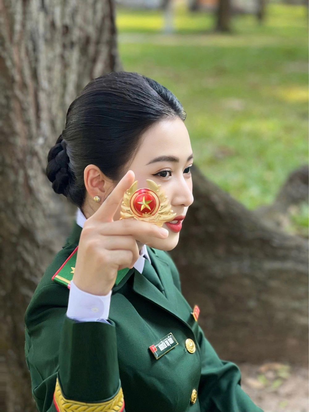 Nữ trung úy Nguyễn Thị Thuỷ chỉ thua hoa hậu vương miện, có thành tích đáng nể